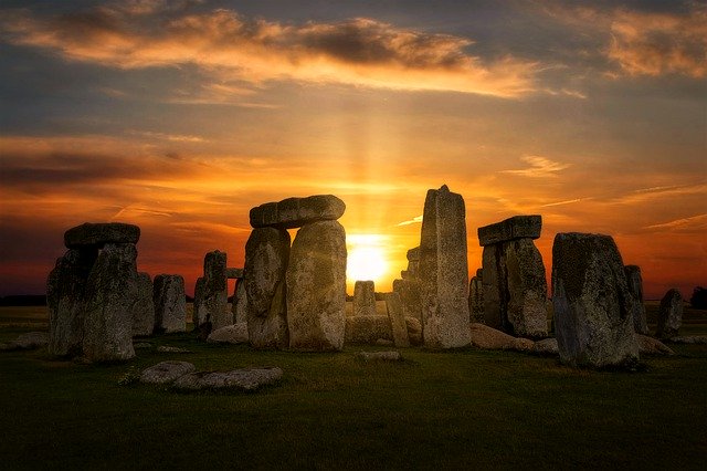 alt="stonehenge sunrise" 